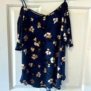 Lovely blouse with split sleeves